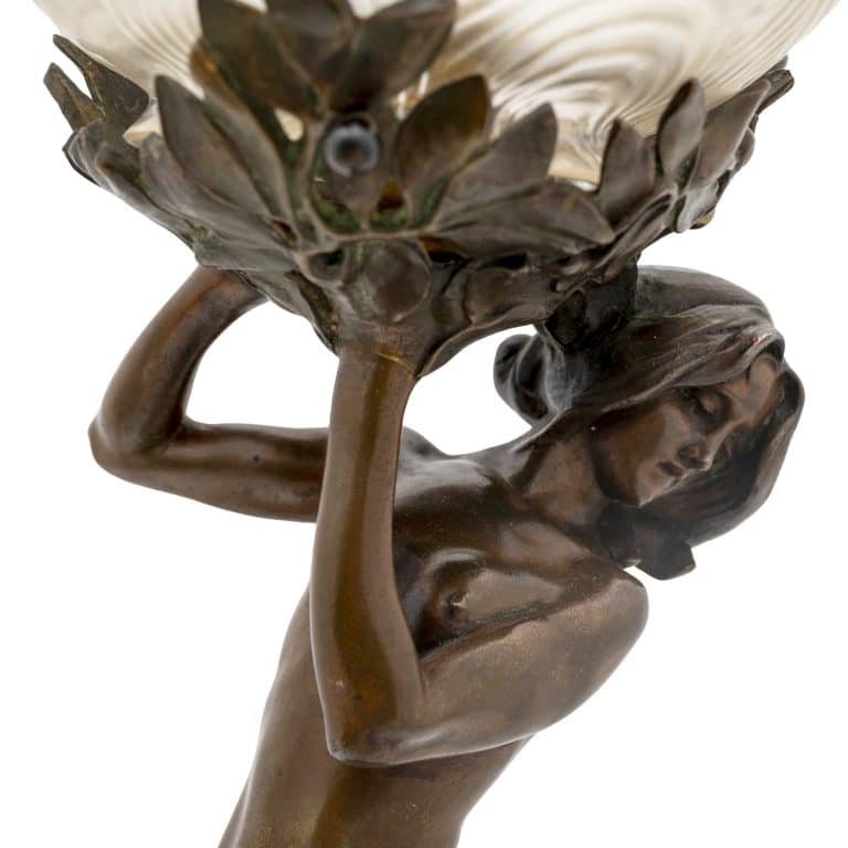 Figürliche Tischlampe "Daphne" mit Loetz-Schirm Gustav Gurschner Johann Loetz Witwe um 1901 Bronze Glas markiert