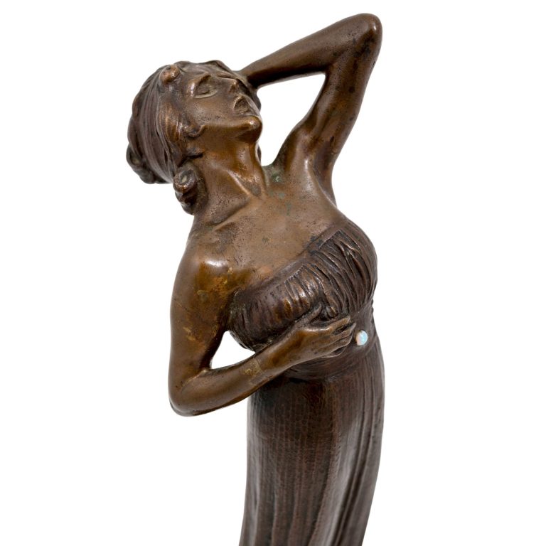 Skulptur einer Dame in Pose Gustav Gurschner um 1901 Bronze Marmorsockel Schmuckstein