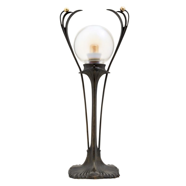 Electric table lamp with Loetz-shade Gustav Gurschner K.K. Kunst-Erzgiesserei Wien bronze glass ca. 1901 signed