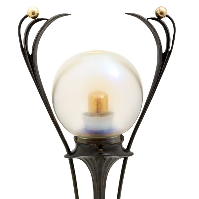 Electric table lamp with Loetz-shade Gustav Gurschner K.K. Kunst-Erzgiesserei Wien bronze glass ca. 1901 signed