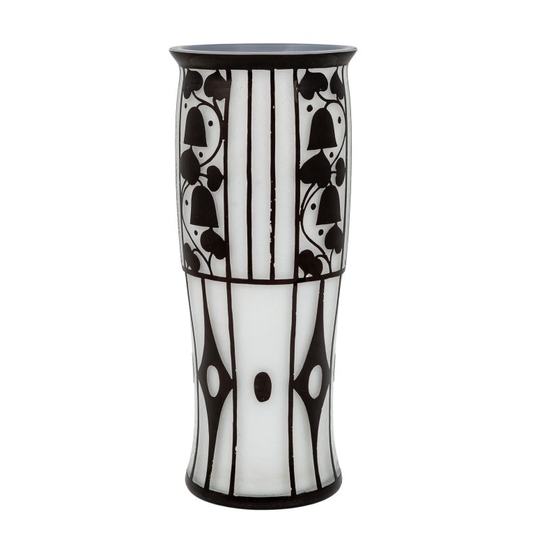 Vase mit geätztem Dekor Josef Hoffmann Johann Loetz Witwe Dekor Opal mit Schwarz um 1912