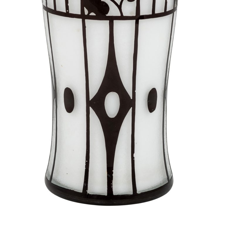 Vase mit geätztem Dekor Josef Hoffmann Johann Loetz Witwe Dekor Opal mit Schwarz um 1912