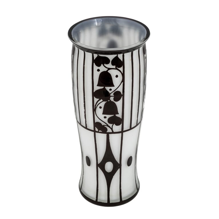 Vase mit geätztem Dekor Josef Hoffmann Johann Loetz Witwe Dekor Opal mit Schwarz um 1912