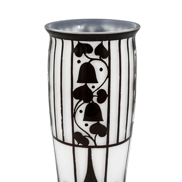Vase mit geätztem Dekor Josef Hoffmann Johann Loetz Witwe Dekor Opal mit Schwarz um 1912